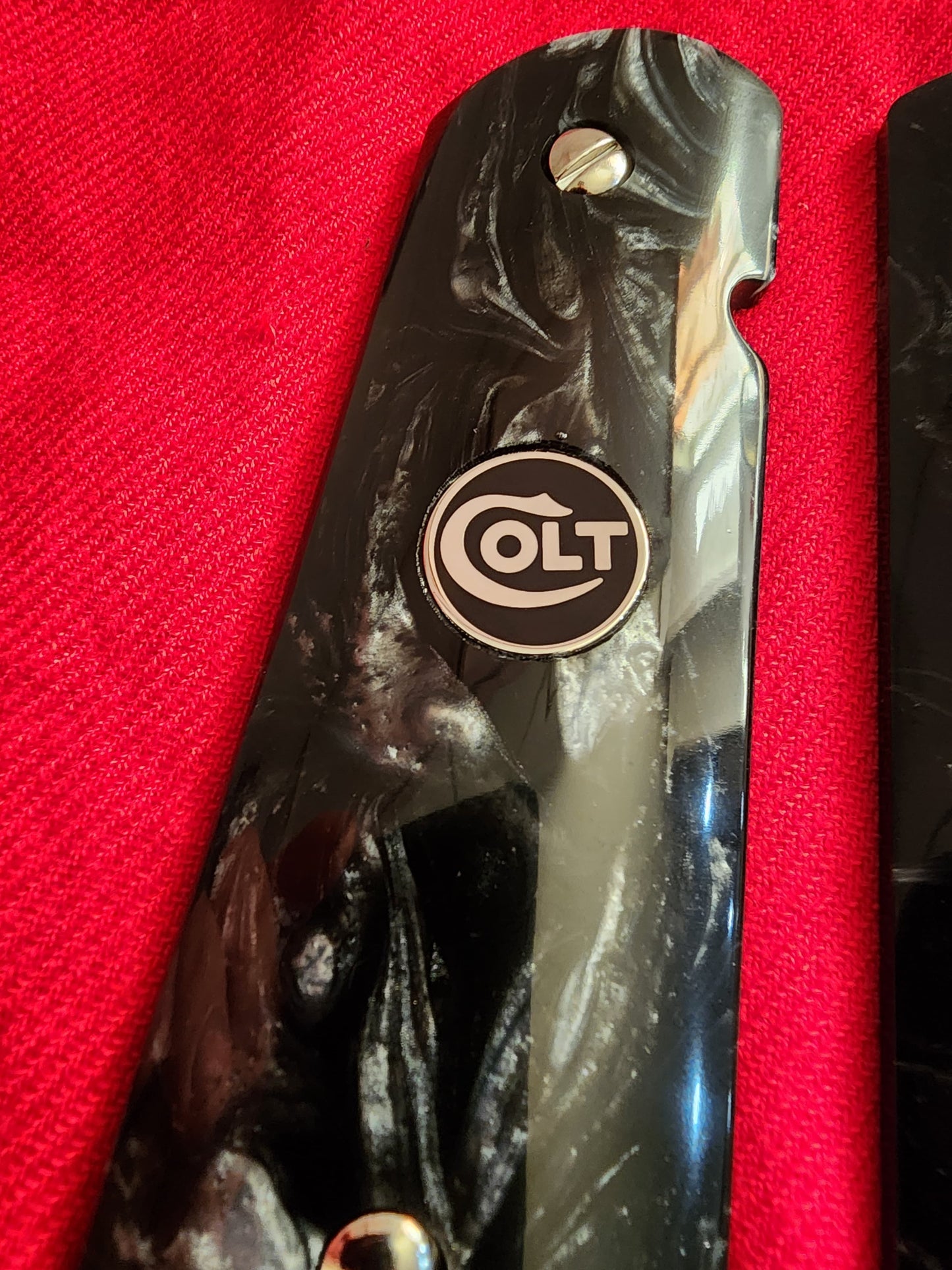 Colt 1911 Black Pearlite Grips – Silver Medallion Inlay