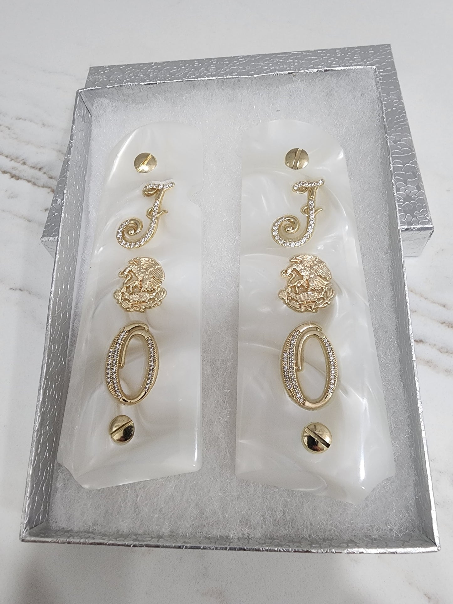 1911 White Pearlite Grips with Gold Plated Mexican Eagle, CZ Crystal “J” & “O” Initials – Fits Full Size Government & Commander 1911 .45 ACP / .38 Super